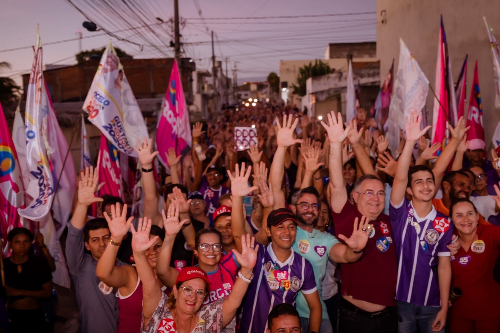 Arcoverde: Zeca arrasta multidão em caminhada no bairro do Sucupira em apoio a Marcelo e Gustavo Gouveia