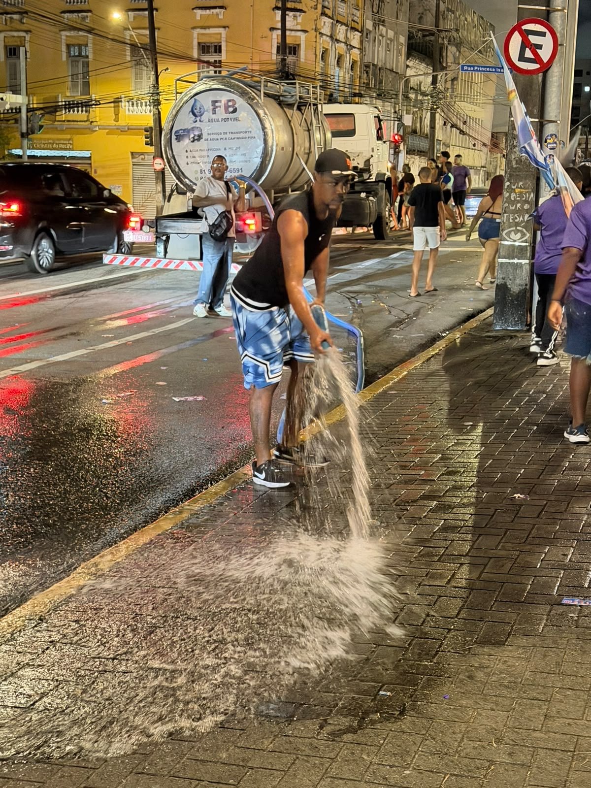 Campanha de Raquel dá exemplo e promove a limpeza no Centro do Recife logo após grande ato de campanha