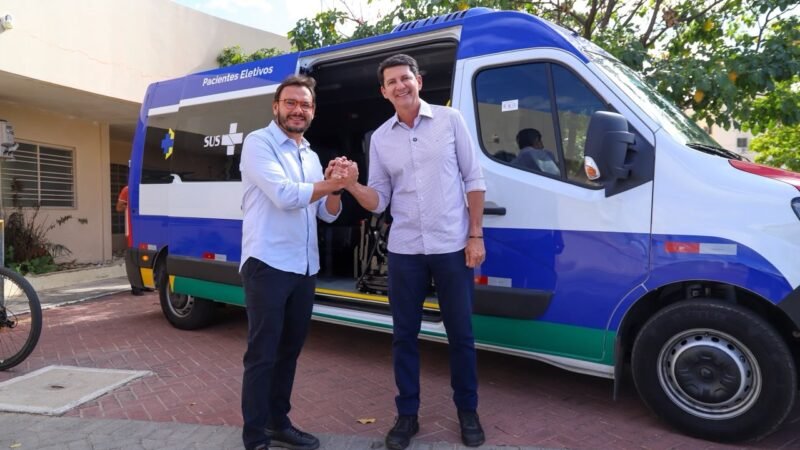Prefeito Simão entrega van para atendimento humanizado de pacientes em hemodiálise