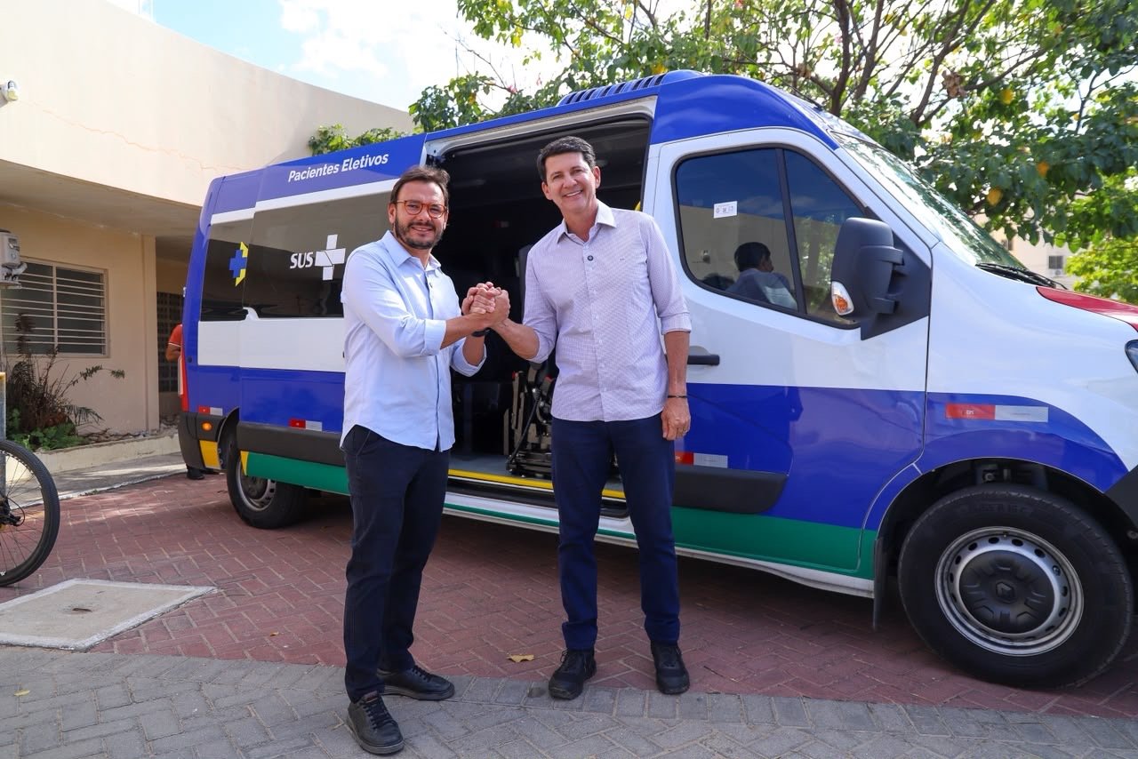 Prefeito Simão entrega van para atendimento humanizado de pacientes em hemodiálise