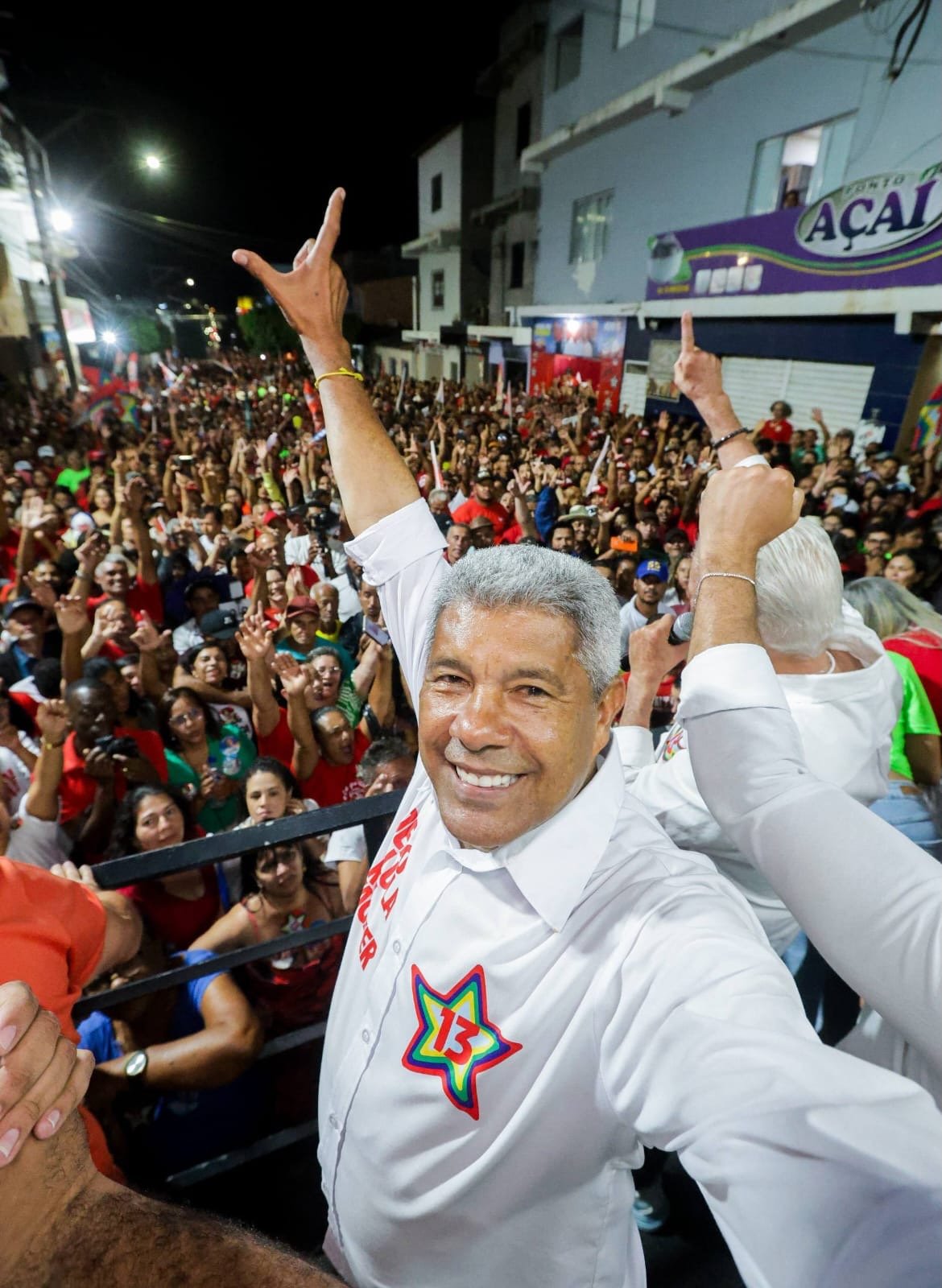 Jerônimo reúne 20 mil em Seabra, assume compromisso com universidade na Chapada e desafia ACM Neto
