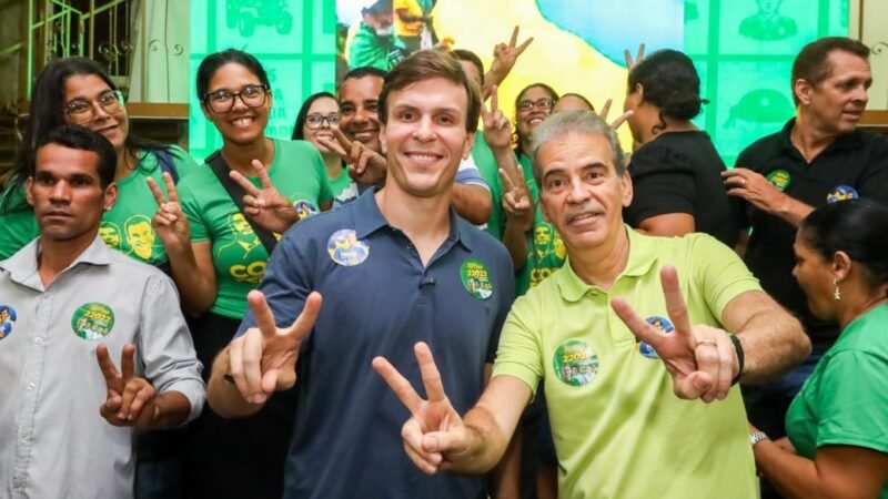 Miguel Coelho chega de moto e reforça parceria com Alberto Feitosa em encontro no Arruda