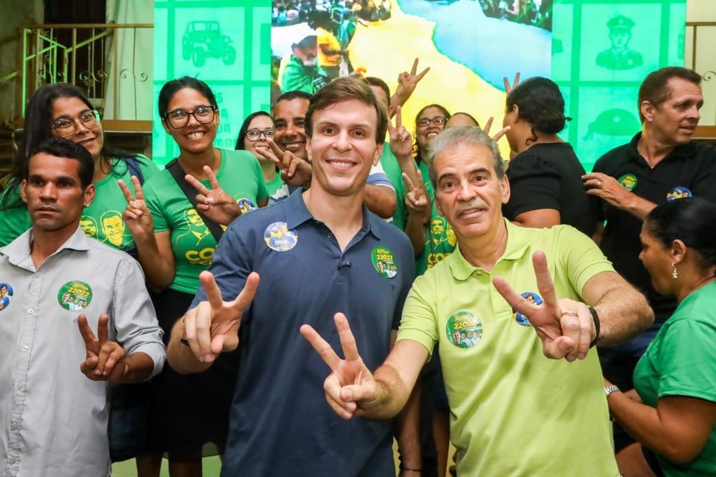 Miguel Coelho chega de moto e reforça parceria com Alberto Feitosa em encontro no Arruda