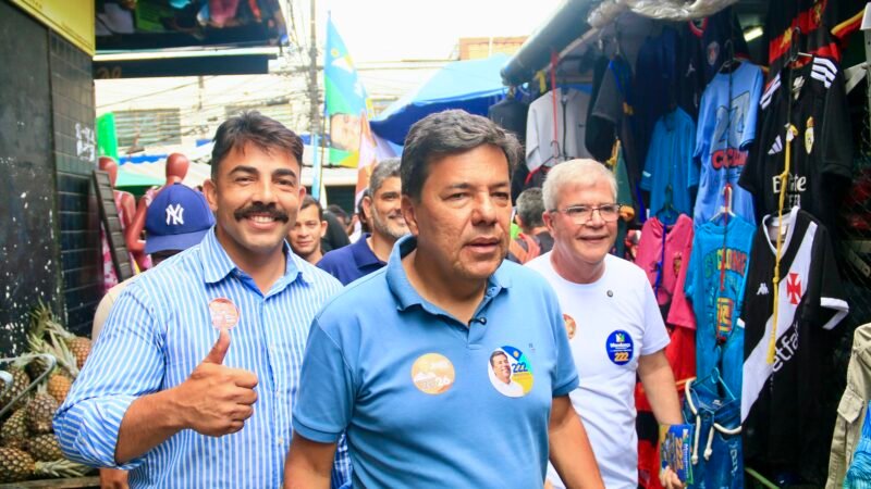 Jorge Alexandre e Mendonça Filho fazem caminhada na famosa Rua Eliza Cabral de Souza, em Camaragibe
