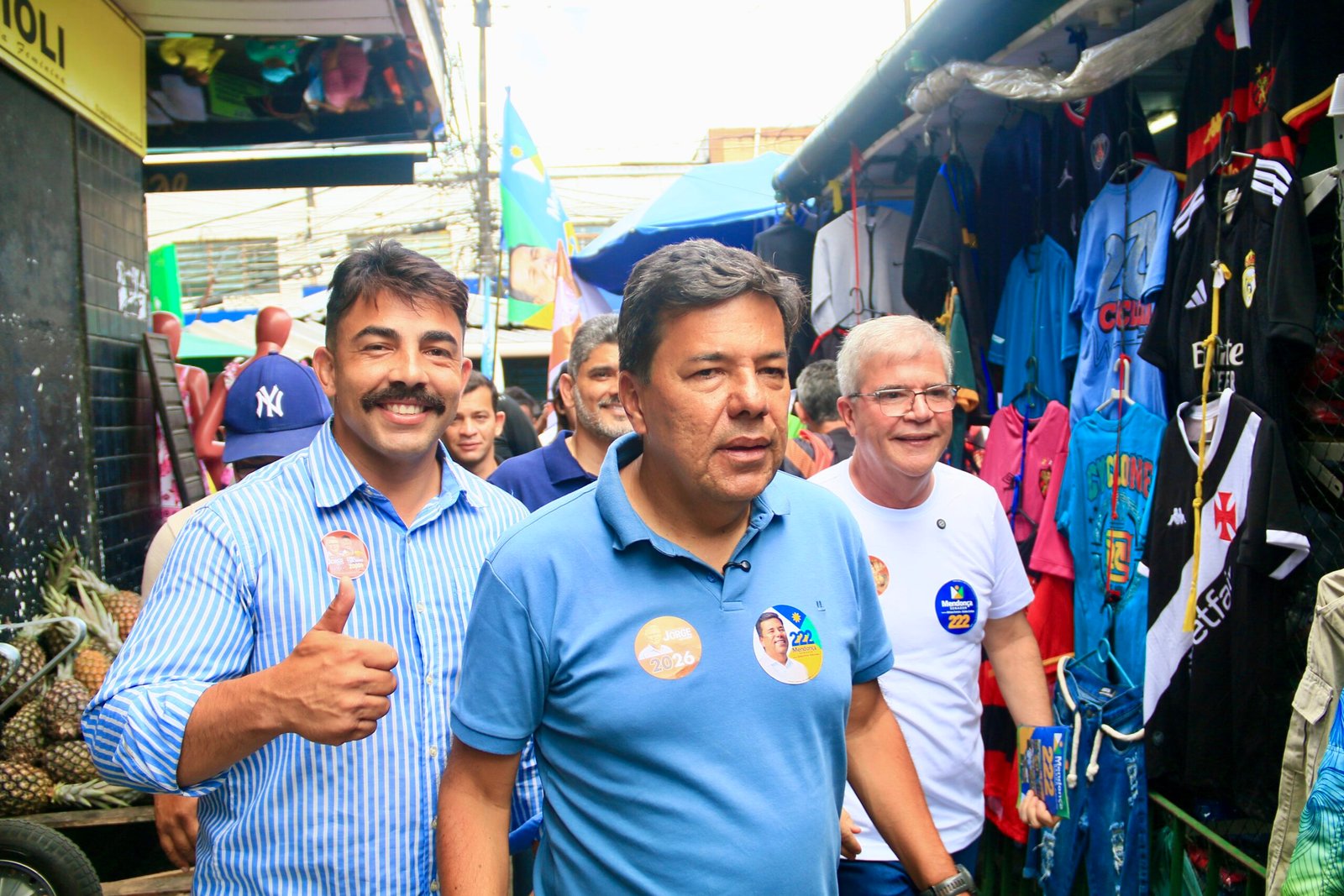 Jorge Alexandre e Mendonça Filho fazem caminhada na famosa Rua Eliza Cabral de Souza, em Camaragibe