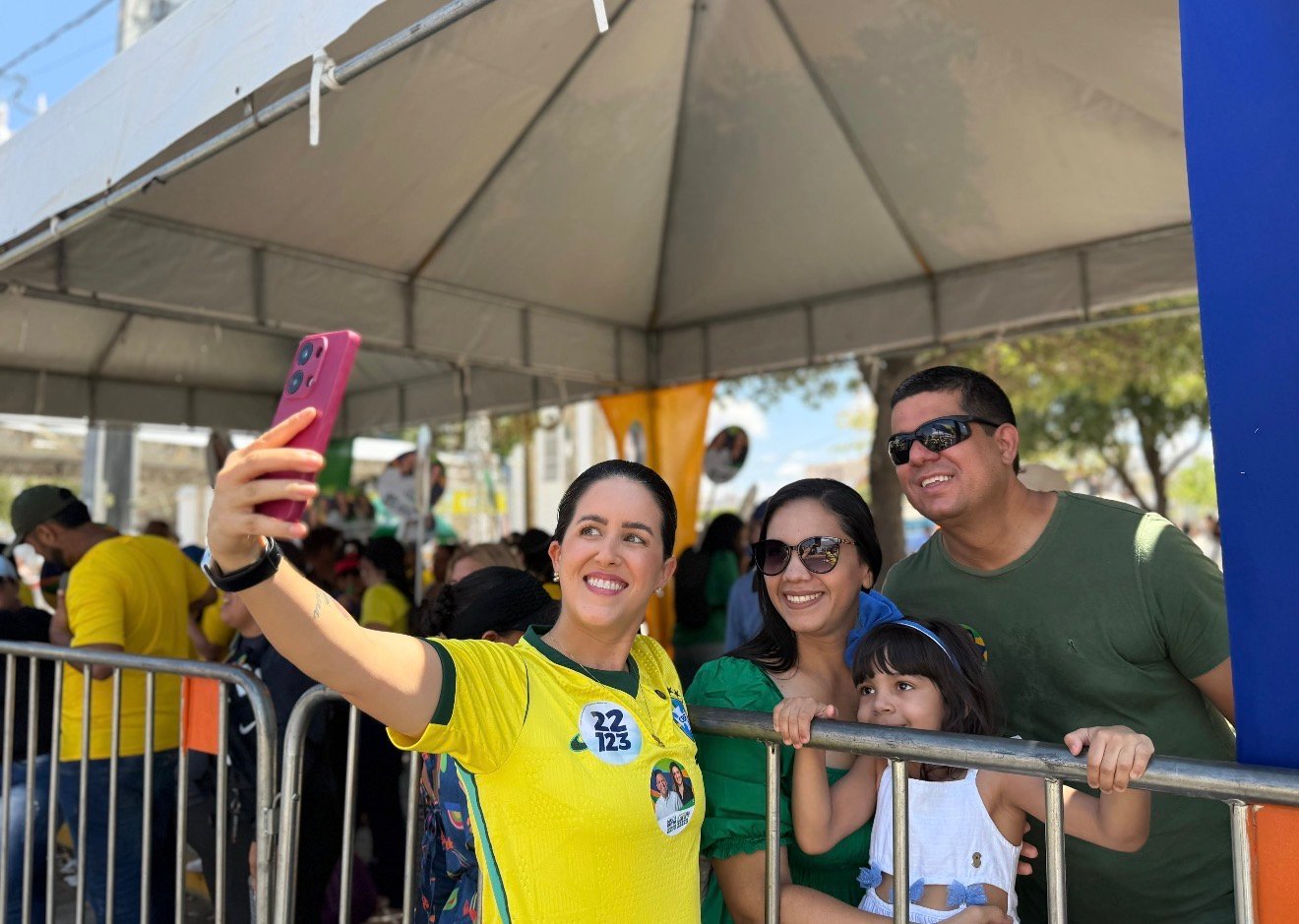 “Hoje é dia de celebrar a Independência do nosso país, mas, principalmente, a independência e a força do povo brasileiro”, afirma Lara durante desfile do 7 de Setembro em Petrolina
