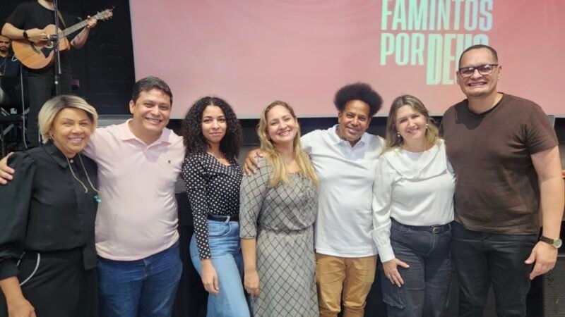 Izabel Urquiza participa de culto especial e recebe oração por discernimento na reta final da campanha