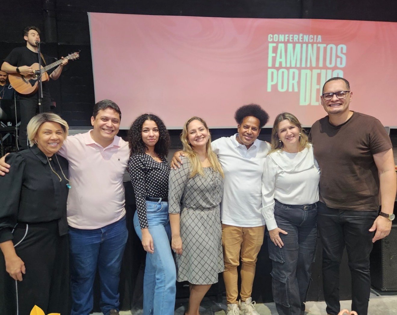 Izabel Urquiza participa de culto especial e recebe oração por discernimento na reta final da campanha