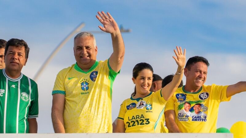 Ao lado de Alfredo Gaspar e Mendonça, Lara Cavalcanti reúne a direita durante carreata, em Petrolina