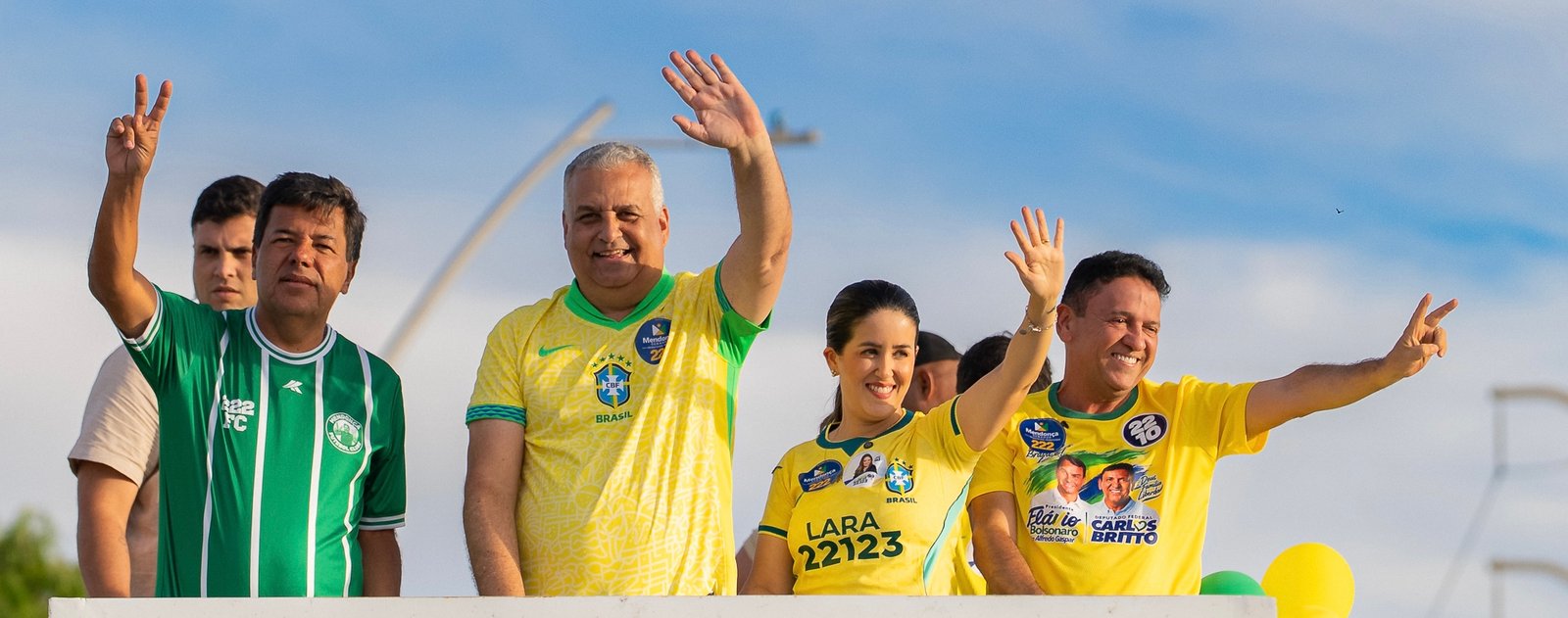 Ao lado de Alfredo Gaspar e Mendonça, Lara Cavalcanti reúne a direita durante carreata, em Petrolina