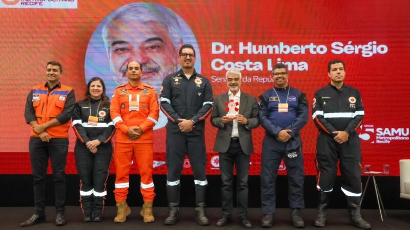 Humberto recebe homenagem em evento pelos 25 anos do Samu Metropolitano