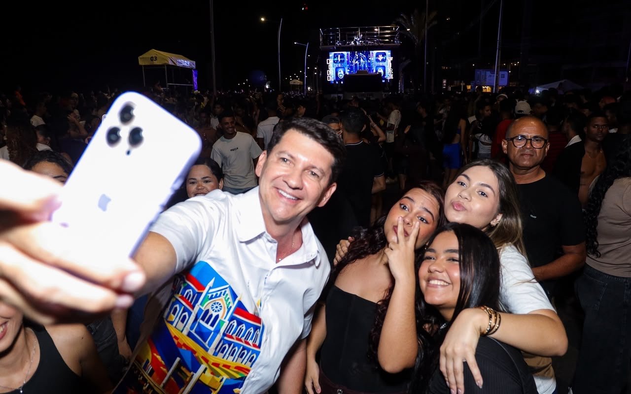 No meio do povo, Simão Durando curte Puxada Elétrica dos 131 anos de Petrolina