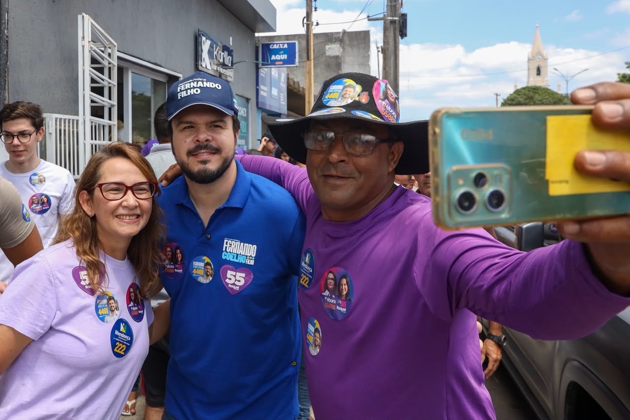 Fernando Filho lidera grande mobilização eleitoral em Sanharó ao lado de Débora Almeida