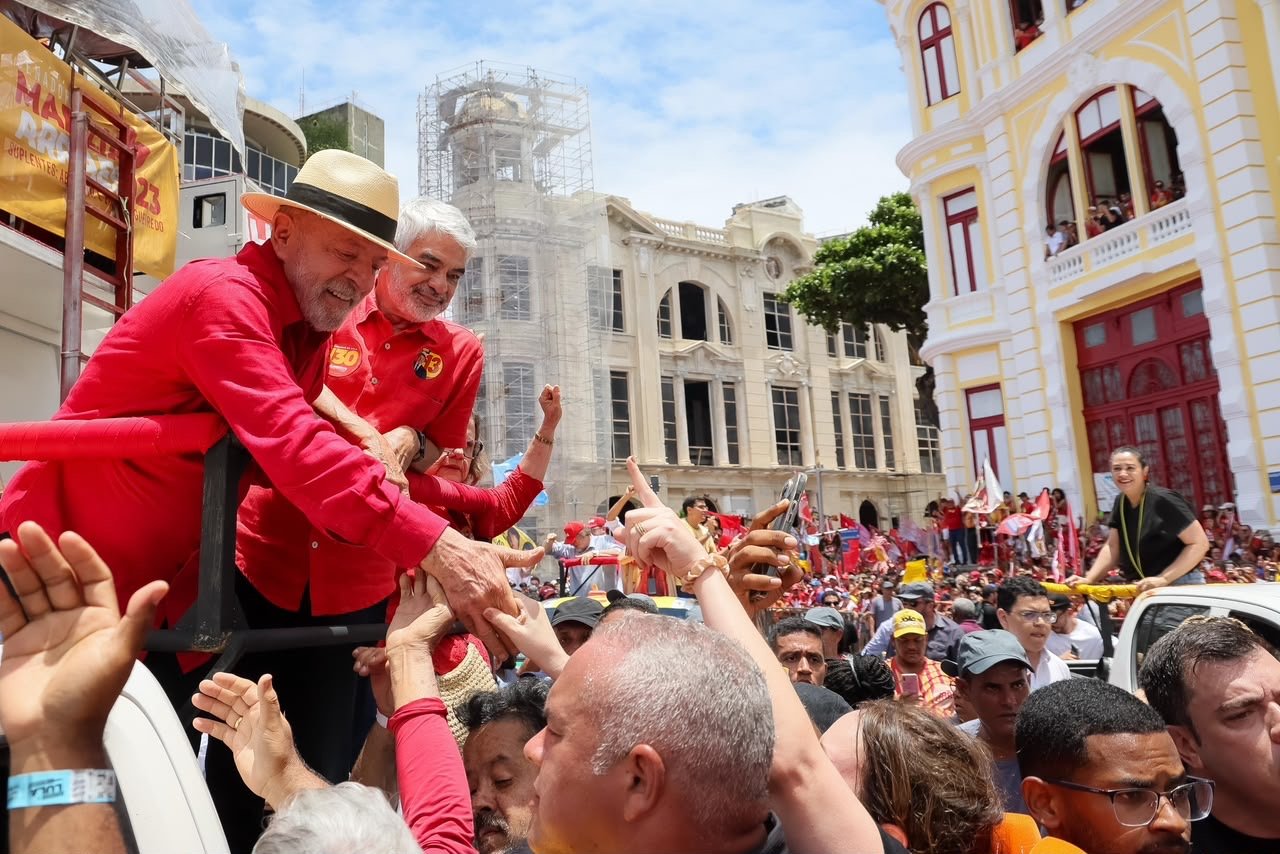 Em grande ato ao lado de Lula, Humberto projeta vitória da Frente Popular em Pernambuco
