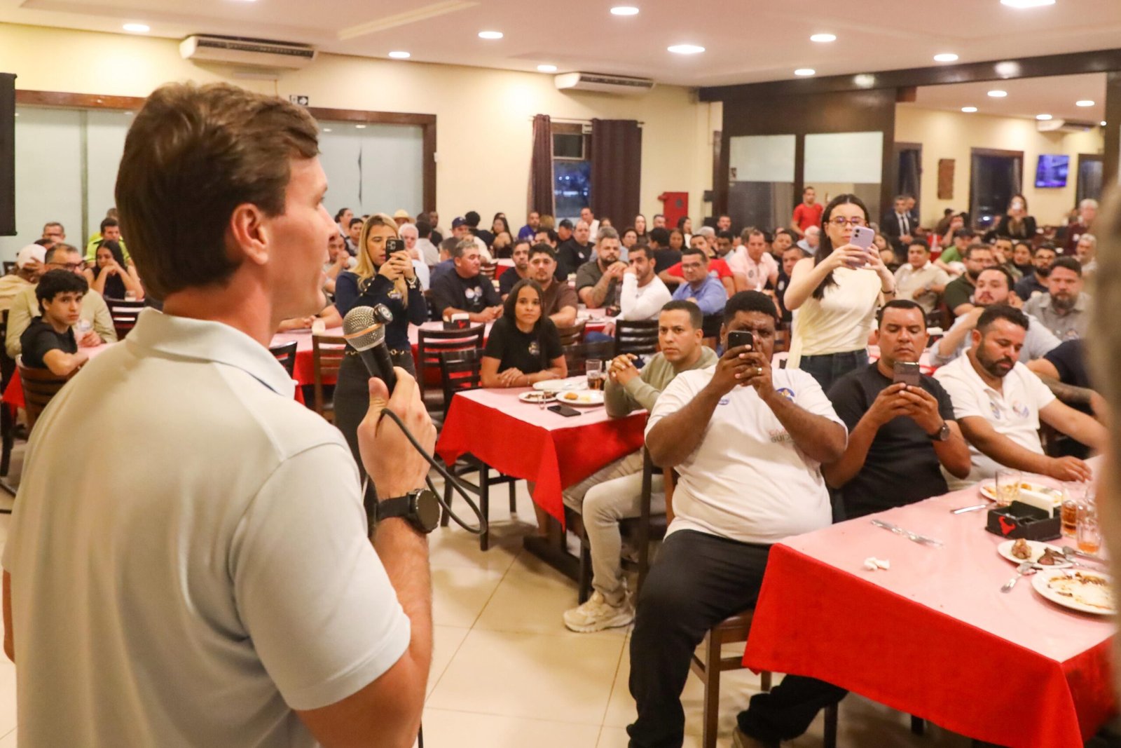 Mais de 300 empresários de Caruaru se reúnem com Miguel Coelho