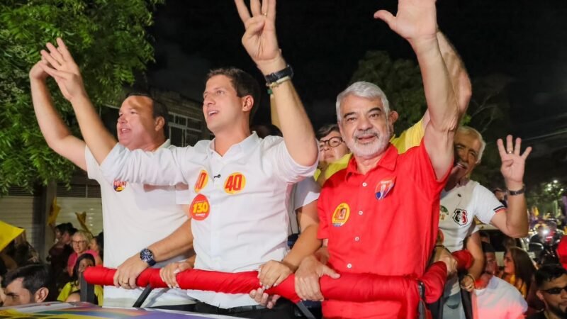 Humberto Costa participa de carreata em Paulista ao lado de João Campos