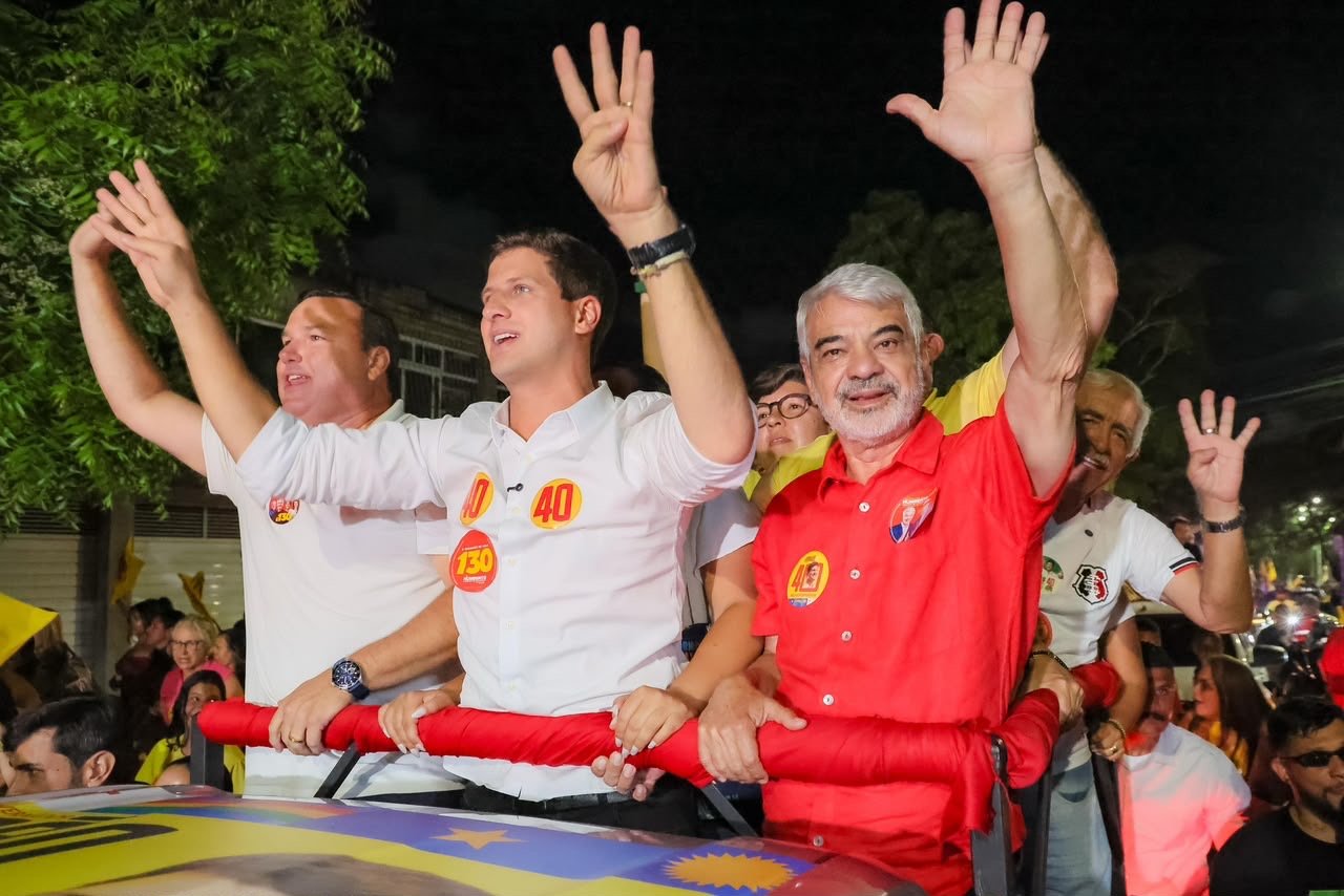 Humberto Costa participa de carreata em Paulista ao lado de João Campos