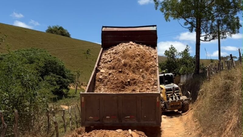 Paralisação do piçarramento das estradas rurais de Palmeirina gera cobranças e preocupação na população