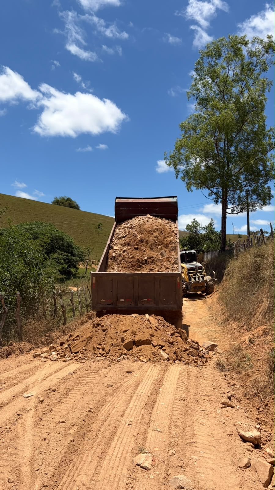 Paralisação do piçarramento das estradas rurais de Palmeirina gera cobranças e preocupação na população