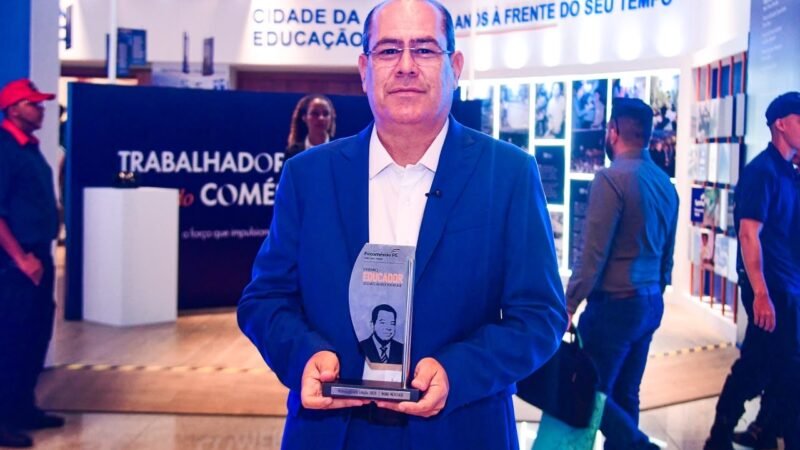 Prefeito Mano Medeiros recebe Prêmio Educador Josias Albuquerque no Recife