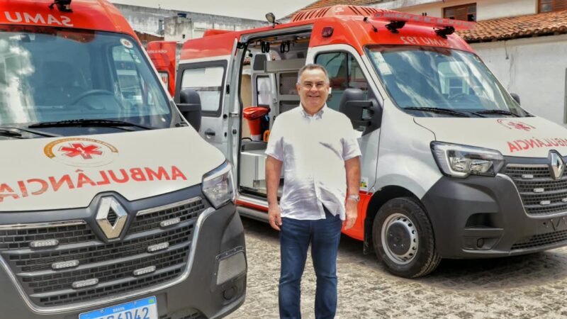 Zeca vistoria obras da Base do SAMU e apresenta novas ambulâncias para Arcoverde