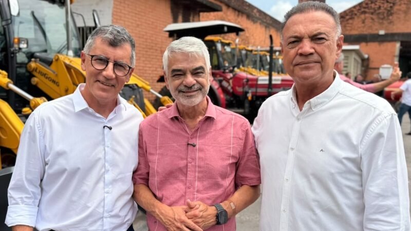 Humberto Costa entrega R$ 4,3 milhões em máquinas e caminhões para 12 municípios de Pernambuco