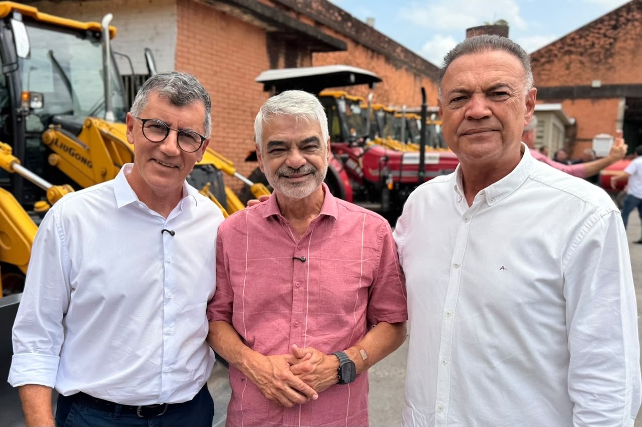 Humberto Costa entrega R$ 4,3 milhões em máquinas e caminhões para 12 municípios de Pernambuco