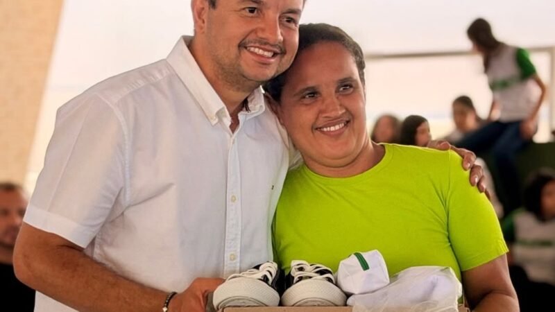 Pedro Pilota inicia entrega de fardamento, tênis e kits escolares para quase 6 mil alunos da rede municipal de Itaíba