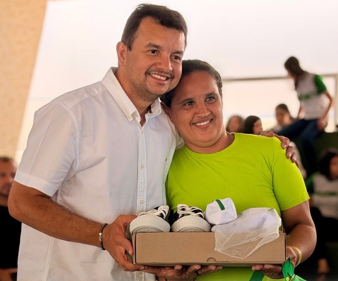 Pedro Pilota inicia entrega de fardamento, tênis e kits escolares para quase 6 mil alunos da rede municipal de Itaíba