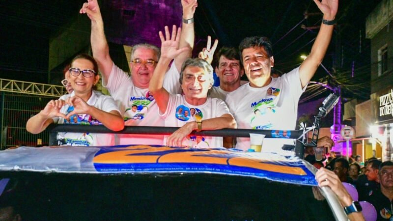 Augusto Coutinho é recebido por multidão em Belo Jardim, com Gilvandro, Mendonça e Débora