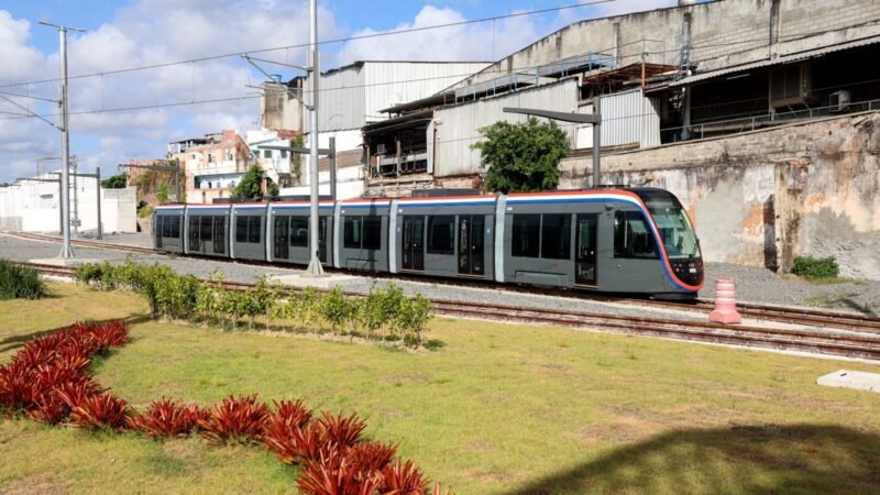 Com mais de 300 mil passageiros transportados, VLT de Salvador e RMS completa 100 dias de operação assistida
