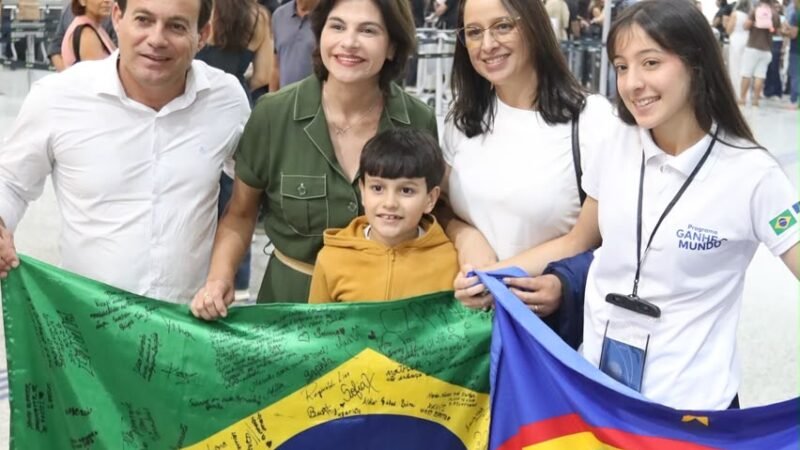 Com presença da governadora em exercício Priscila Krause, 25 estudantes embarcam para a Inglaterra em nova etapa do Ganhe o Mundo 2026