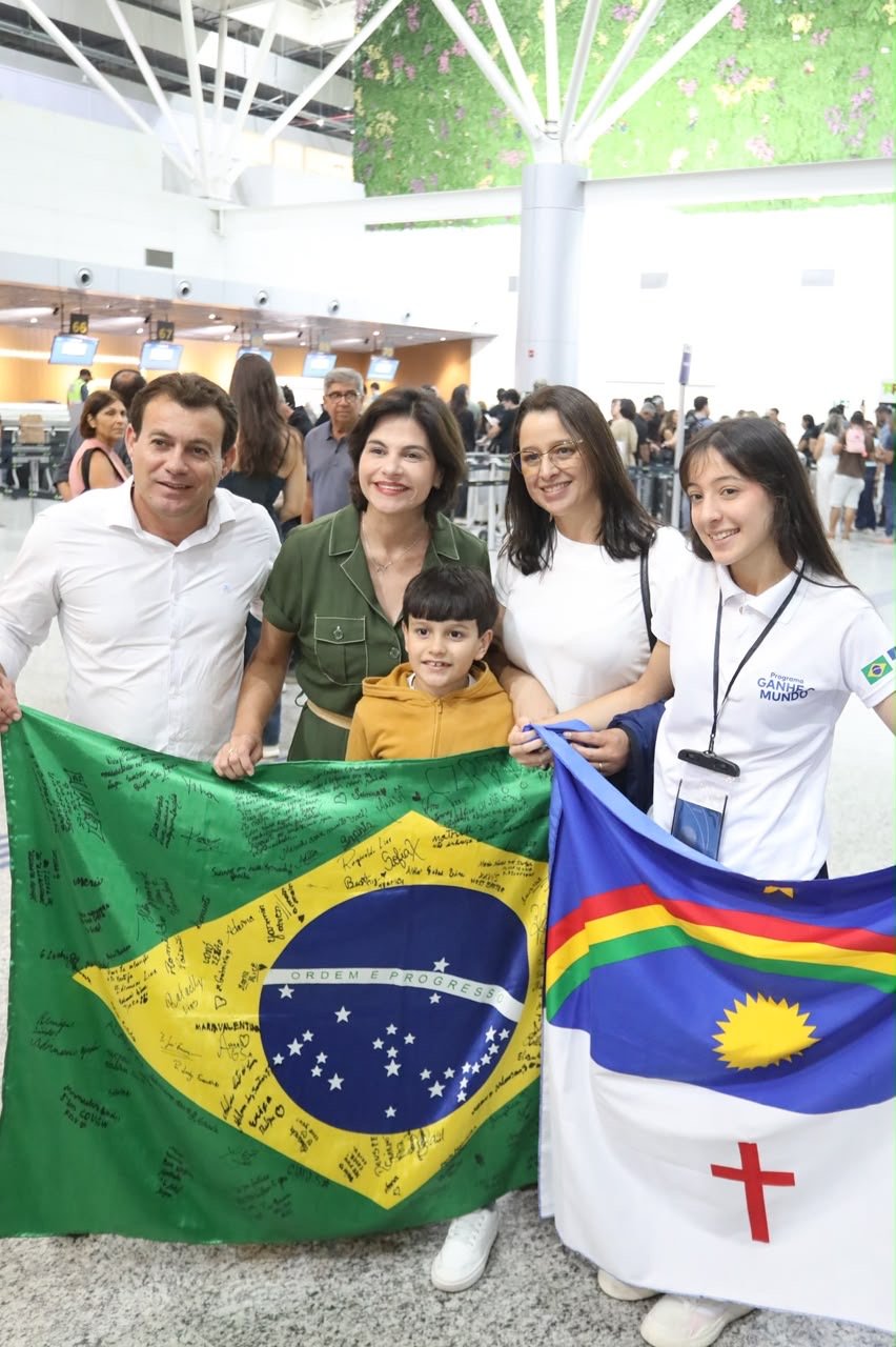 Com presença da governadora em exercício Priscila Krause, 25 estudantes embarcam para a Inglaterra em nova etapa do Ganhe o Mundo 2026