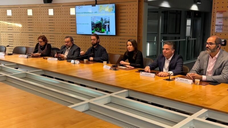 Em Paris, governadora Raquel Lyra discute modernização da frota de ônibus da RMR e abastecimento de água com Agência Francesa de Desenvolvimento