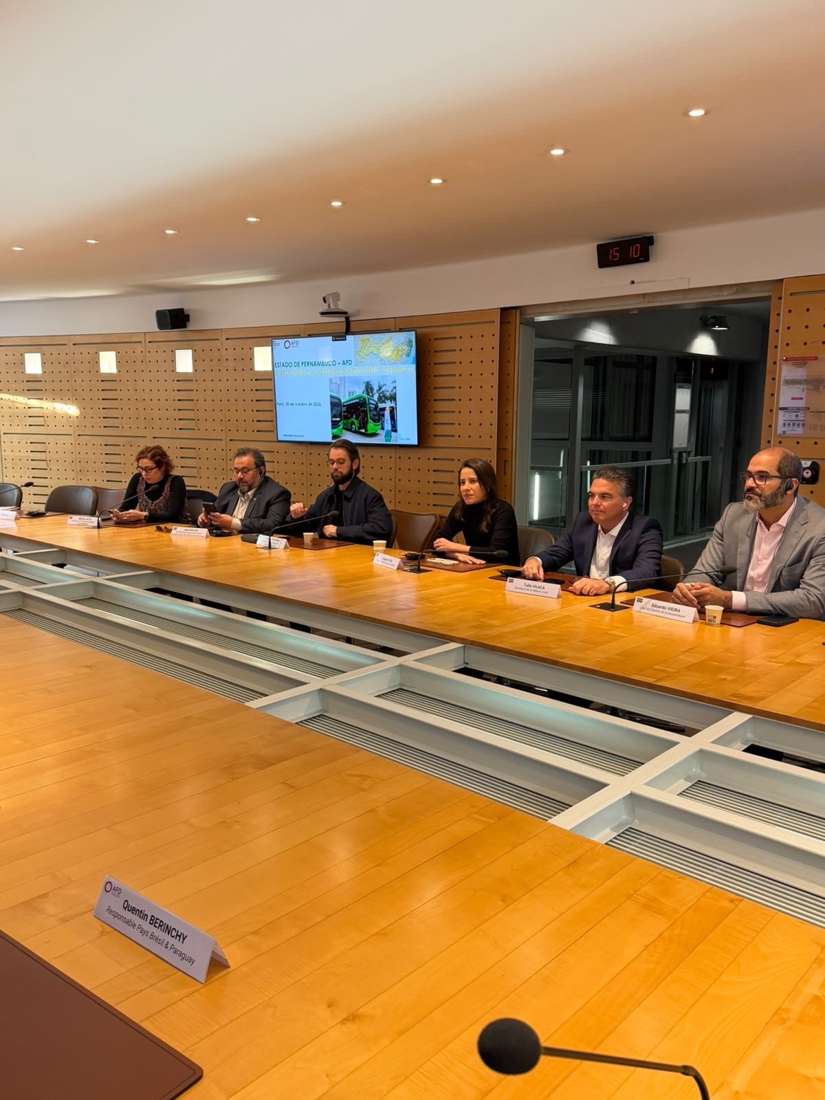 Em Paris, governadora Raquel Lyra discute modernização da frota de ônibus da RMR e abastecimento de água com Agência Francesa de Desenvolvimento