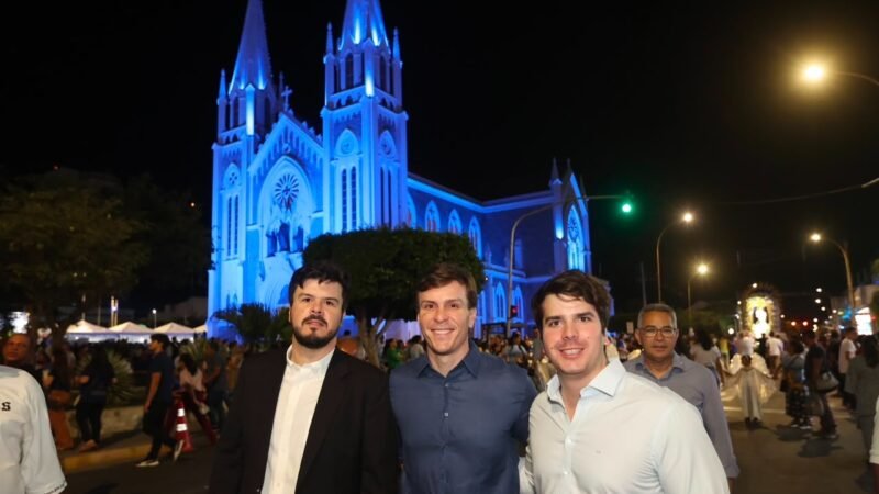 Fernando Filho, Miguel Coelho e Antonio Coelho votam juntos no Colégio Dom Bosco, em Petrolina