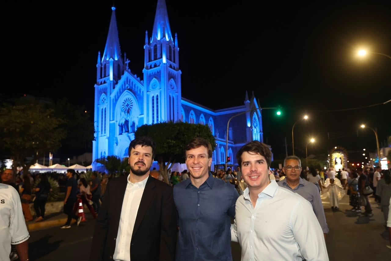 Fernando Filho, Miguel Coelho e Antonio Coelho votam juntos no Colégio Dom Bosco, em Petrolina