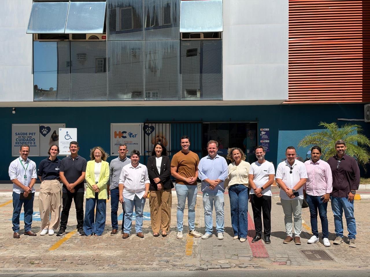 Prestes a iniciar funcionamento do Hospital Veterinário de Caruaru, Rodrigo Pinheiro conhece boas práticas em Maceió